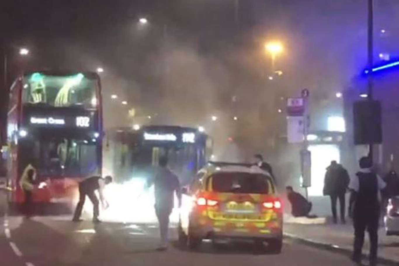 Londra’da arabasıyla polis merkezine çarpan şahıs caddeyi ateşe verdi Londra’da arabasıyla polis merkezine çarpan şahıs caddeyi ateşe verdi
